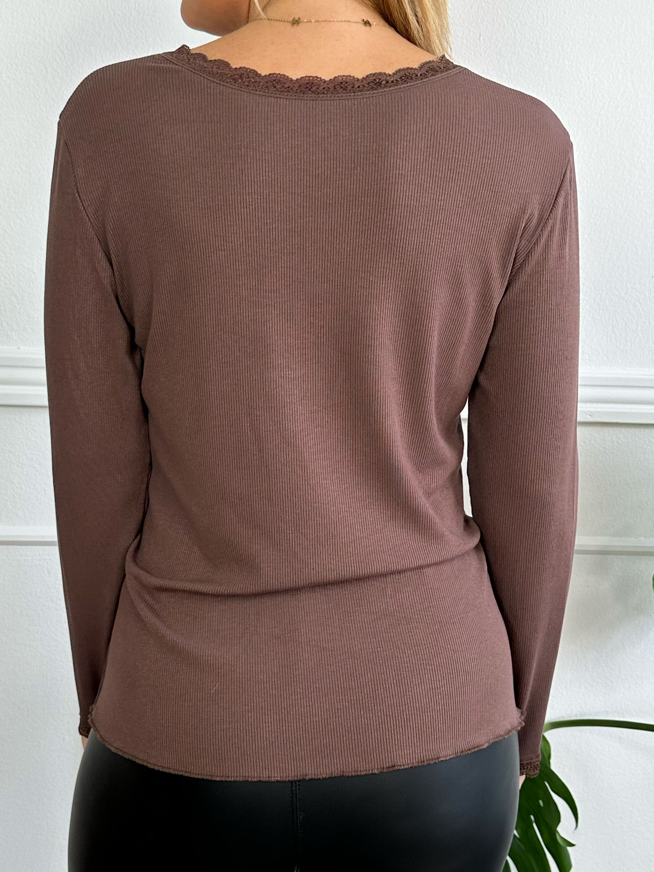 Ibina Long Sleeve - Sød bluse med rib og blondekanter